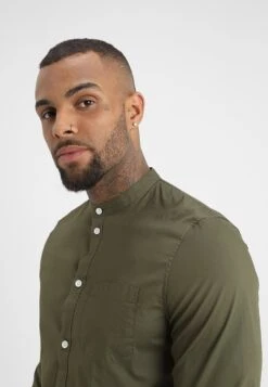 Pier One Muscle Fit Stand- Camisa - Oliv -Pier One 259eaf52e4d4427a96fee394df68933f