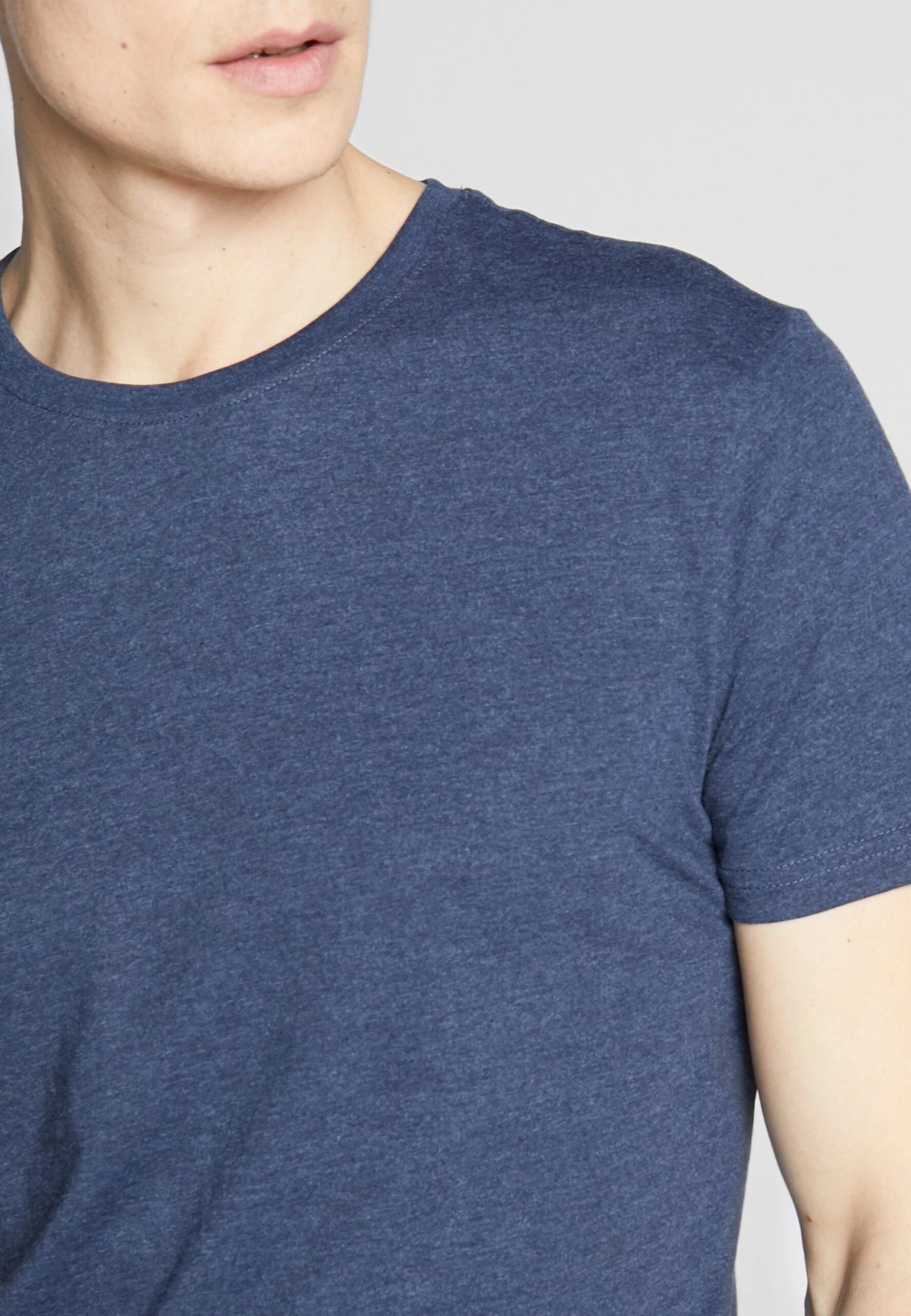 Pier One 3 Pack - Camiseta Básica - Black/White/Blue 5 Pier One 3 Pack - Camiseta Básica - Black/White/Blue - Imagen 5