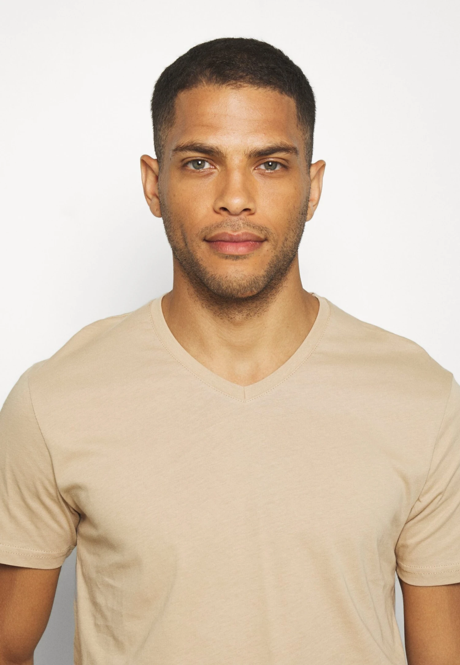 Pier One 3 Pack - Camiseta Básica - Khaki/Tan/Dark Blue 6 Pier One 3 Pack - Camiseta Básica - Khaki/Tan/Dark Blue - Imagen 6