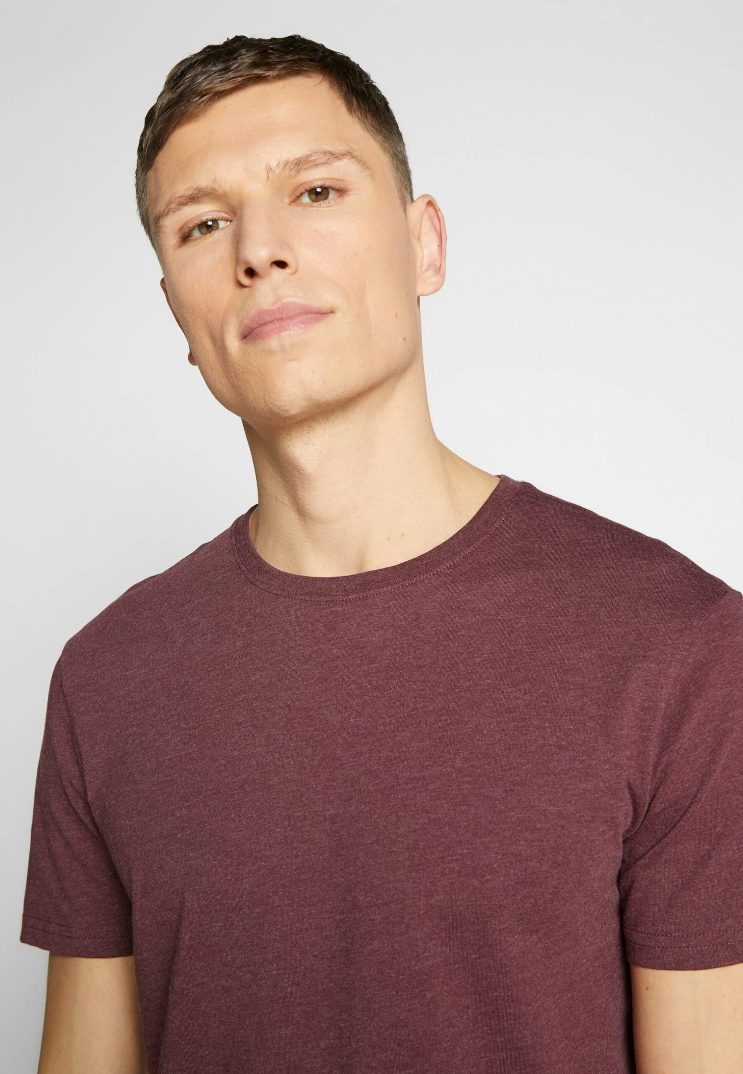 Pier One 3 Pack - Camiseta Básica - Mottled Bordeaux/White/Blue 5 Pier One 3 Pack - Camiseta Básica - Mottled Bordeaux/White/Blue - Imagen 5