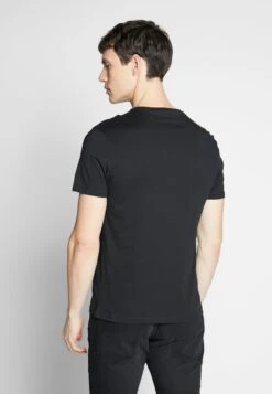 Pier One 3 Pack - Camiseta Básica - Black/White/Blue 8 Pier One 3 Pack - Camiseta Básica - Black/White/Blue -Pier One e7497b751f8c4bd498980e2ffe8f6ae0